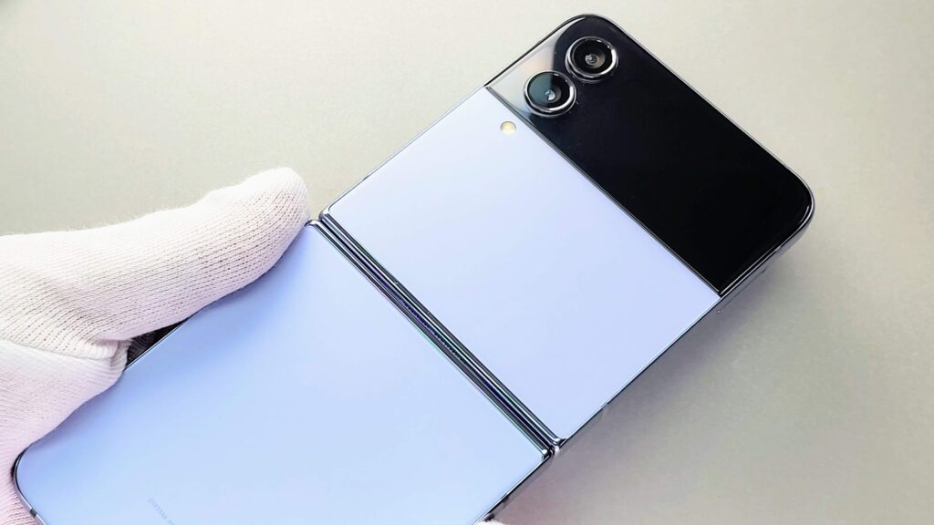 Galaxy Z Flip4実機レビュー！高級感溢れる本体カラーが美しい【開封】